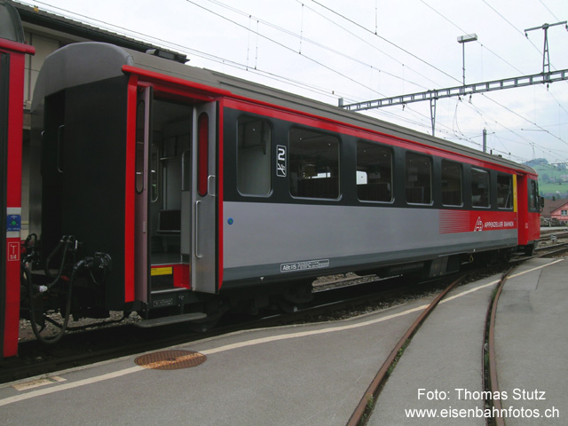 Kein Wagenübergang
Der umgebaute Steuerwagen verfügt über keinen Wagenübergang, dafür über eine Temperaturanzeige im Wageninnern (im 1.Klass-Abteil neben der Türe zur 2. Klasse).

