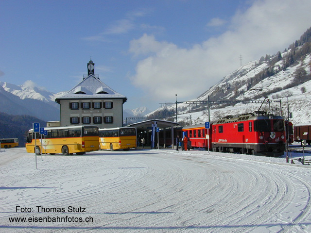Bahnhofplatz in Scuol-Tarasp
Bahnhofplatz in Scuol-Tarasp mit einem Pendelzug. Die RX-Züge aus Landquart (via Vereina) wenden in Scuol-Tarasp auf die Regionalzüge nach Pontresina und umgekehrt. So stehen total 5 Pendelzüge für diese beiden Strecken im Einsatz, wobei sich in Scuol-Tarasp immer 2 Züge treffen.
