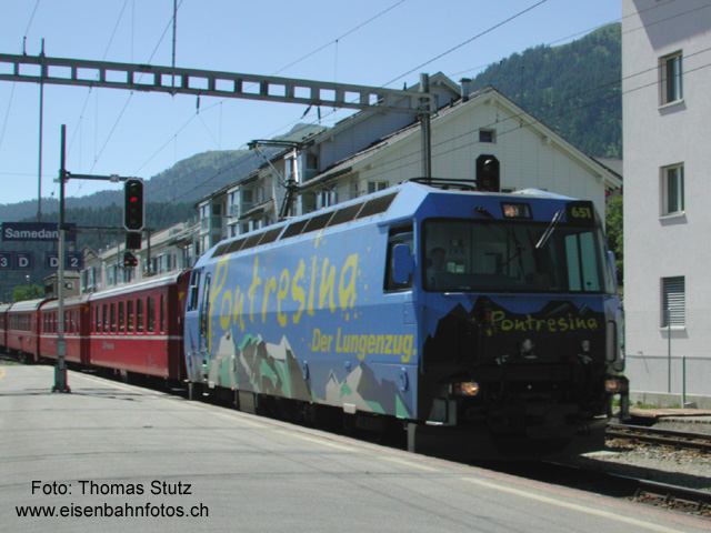 Werbelok "Pontresina"
Dies ist die erste Ge 4/4 III mit Werbung aus dem Tourismusbereich. Das Werbeziel Pontresina dürfte die Lok aber nur in Ausnahmefällen erreichen.
