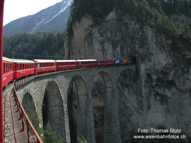 auf dem Landwasserviadukt
Ein Klassiker auf dem RhB-Netz: den eigenen Zug beim Überqueren des Landwasserviadukts fotografieren! Die Ge 4/4 III an der Spitze des Zuges wirbt erst seit wenigen Tagen für "riri".
