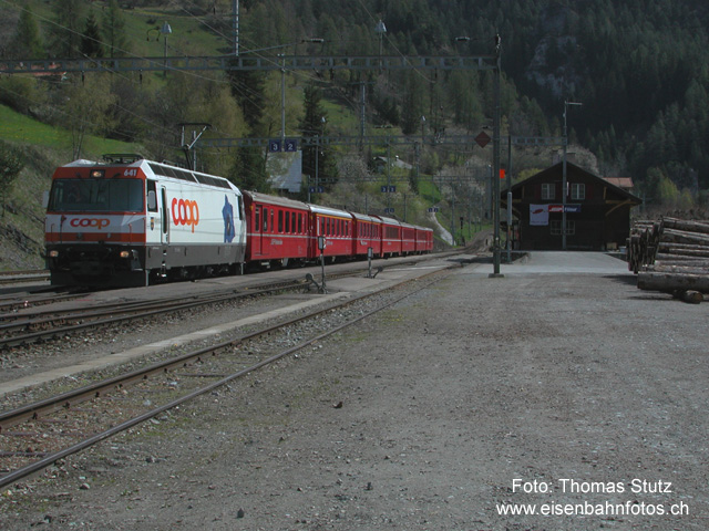 Schnellzug in Filisur
Der Schnellzug nach Chur wartet auf Gleis 3 noch auf die Abfahrt, während sein Gegenzug den Bahnhof bereits verlassen hat. Die im Vordergrund sichtbaren Handweichen in den Hauptgleisen gehören in Filisur noch zum Standard, ebenso wie die Situation mit gleichzeitig 3 Reisezügen im Bahnhof ohne Unterführung. Mit der geplanten Erneuerung des Bahnhofs dürfte dieses Bild schon bald historischen Wert erlangen.
