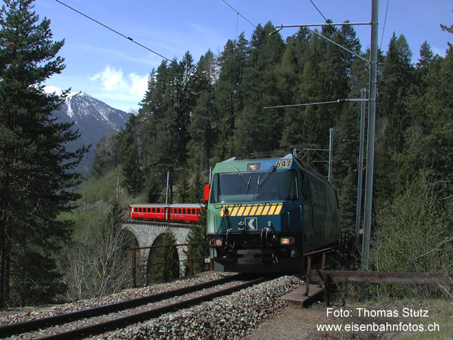Albula-Schnellzug mit Ge 4/4 III
Die Ge 4/4 III lässt es erahnen: wieder einmal ein Albula-Schnellzug, hier kurz vor dem Landwasserviadukt.
