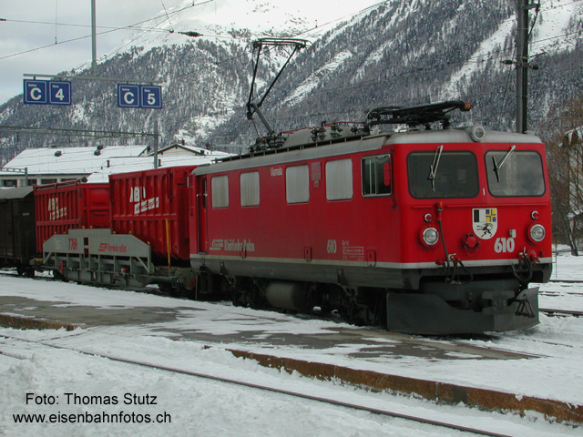 Ge 4/4 I in Samedan
Ge 4/4 I mit einem Güterzug in Samedan. Besonders am Albula sind teilweise recht lange Güterzüge zu sehen (bis gegen 20 Wagen), Doppeltraktionen sind keine Seltenheit.
