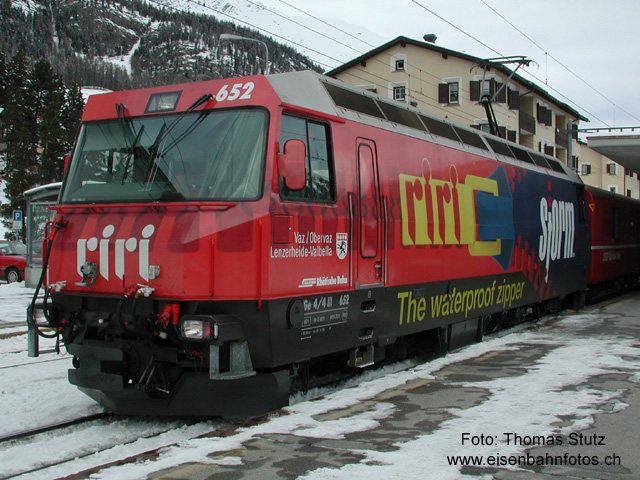 Werbelok "riri"
Werbelok "riri" vor einem Schnellzug Chur - St. Moritz.
