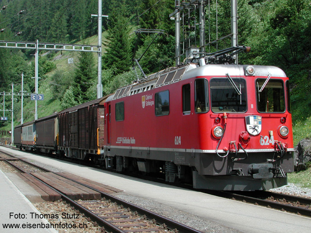 Güterzug in Bergün
Ein Güterzug wartet im Bahnhof Bergün/Bravuogn die Kreuzung mit einem Schnellzug St. Moritz - Chur ab.
