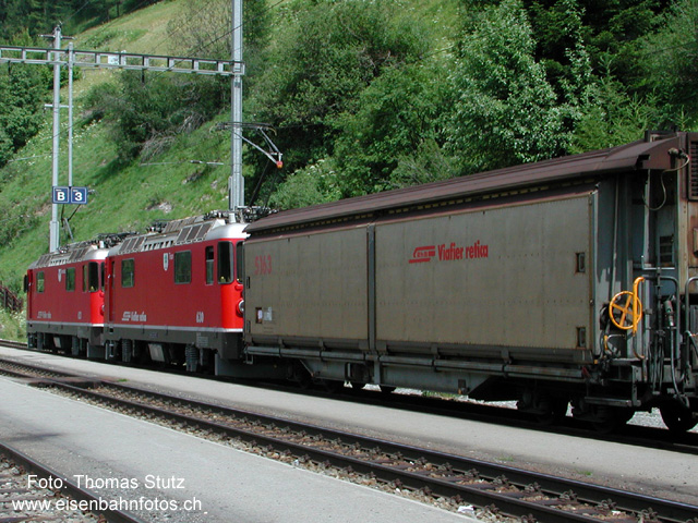 Doppeltraktion Ge 4/4 II
Gleicher Bahnhof, wenig später, aber in Gegenrichtung: ein Güterzug mit 2 Ge 4/4 II in Doppeltraktion wartet auf den Schnellzug Chur - St. Moritz.
