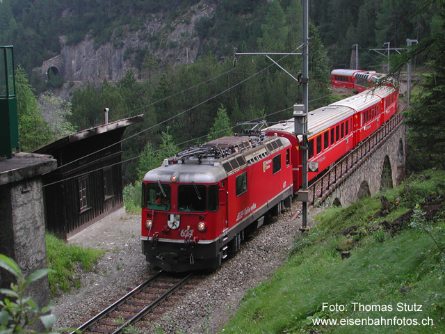 Heidi-Express
Der Heidi-Express 503 Landquart - Davos - Tirano überquert den ersten von vier Albula-Viadukten zwischen Bergün/Bravuogn und Preda, bevor er im ersten Kehrtunnel verschwindet.
