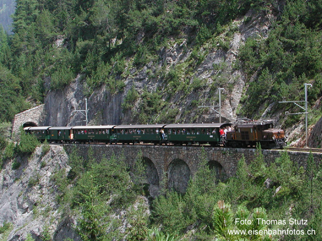 Krokodil mit Nostalgiezug
Hier hat der Jubiläumszug den Fuegna-Tunnel nach der Kreuzungsstation Muot verlassen und wird in Kürze auf dem Viadukt Albula I auf die andere Talseite wechseln.
