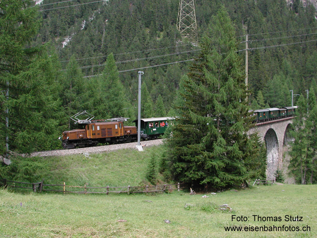 Nostalgiezug "grün"
Wenige Minuten später am gleichen Ort (aber aus etwas mehr Distanz): Der grüne Nostalgiezug auf der Rückfahrt nach Chur auf dem Viadukt Albula III.
