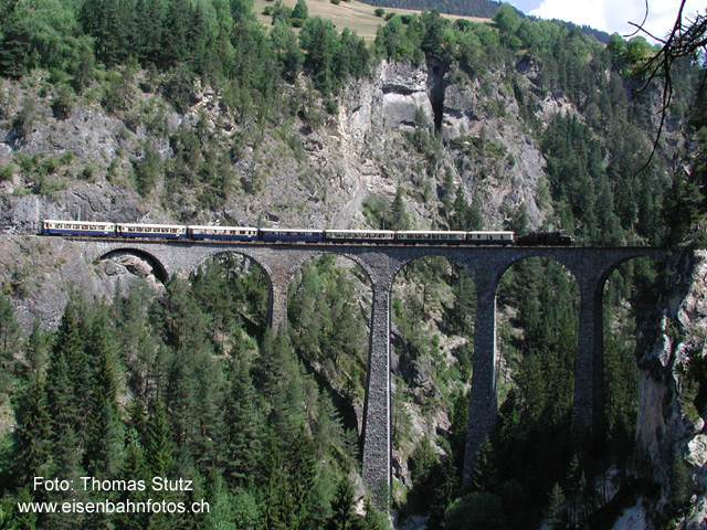 Nostalgiezug "blau"
Am Sonntag ist der Jubiläumszug "100 Jahre Albula" mit dem Krokodil und den Alpine Classic Pullman Express-Wagen als "blauer" Zug unterwegs. Die Fahrt von Chur nach Samedan führt natürlich über den Landwasserviadukt.
