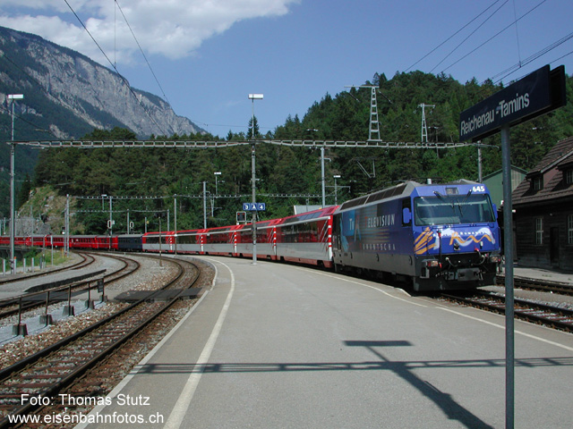 Glacier-Express
Einer der längsten Schnellzüge am Albula ist der Zug 555 mit den direkten Panoramawagen des Glacier-Express aus Zermatt, die via Chur verkehren. Gezogen wird der Zug von der Ge 4/4 III 645 mit der Werbung für "Radio + Televisiun Rumantscha".
