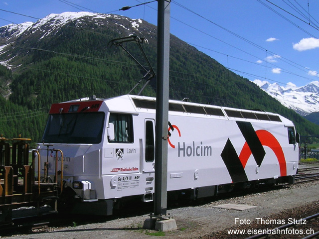 Werbelok "Holcim"
Neuste Werbelok bei der RhB ist die Holcim-Lok (passend zur Re 482 009 von SBB Cargo). Leider ist das Foto nicht optimal. Als ich die Lok aus dem durchfahrenden Schnellzug St. Moritz - Chur erkannt habe, war der Fotoapparat noch im Rucksack ... Zum Glück darf der Bahnhof Bever nur langsam befahren werden, so hats wenigstens noch für ein Foto nach der Vorbeifahrt gereicht.
