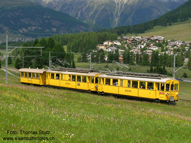 Jubiläumszug St. Moritz - Pontresina
Die zwei Bernina-Triebwagen ABe4 34 + 30 mit der rollenden Beiz "La Bucunada" als Jubiläumszug St. Moritz - Pontresina.
