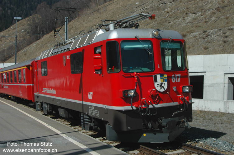 Ge 4/4 II 617
Die erste erneuerte Ge 4/4 II (R3 am 13.09.04) mit einem - seit Fahrplanwechsel nicht mehr verpendelten - RE nach Scuol-Tarasp.
