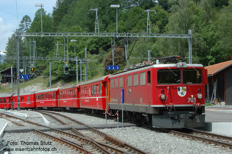 Ge 6/6 II 702
Ge 6/6 II mit einem Albula-Schnellzug bei der Einfahrt in den umgebauten Bahnhof Filisur. Dank des neuen Doppelspurabschnittes Richtung Tiefencastel kann bei Verspätungen nun fliegend gekreuzt werden. Entsprechend brennt der Abfahrbefehl für den Schnellzug nach Chur im Gleis 1 bereits.
