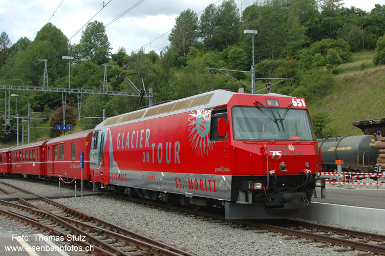 Ge 4/4 III "Glacier-Express"
Zum 75-Jahr-Jubliäum des Glacier-Express wurde aus der ehemaligen "Pontresina"-Lok die "Glacier-Express"-Lok. Die Vorstellung der Lok auf dem Oberalppass liegt bereits einige Wochen zurück.
