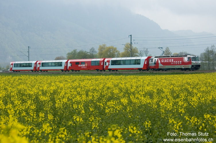 Neuer Glacier-Express
Zum Tag der offenen Tür der RhB in Landquart gab es Schnupperfahrten mit dem neuen Glacier-Express von Landquart nach Malans und (geschoben) wieder zurück.
