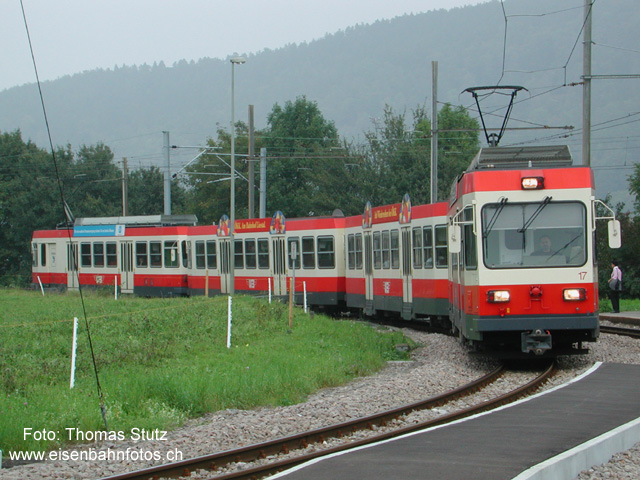 Pendelzug
Ein vierteiliger Pendelzug der Waldenburgerbahn biegt bei der Station Altmarkt von der SBB-Linie ab in Richtung Waldenburg.
