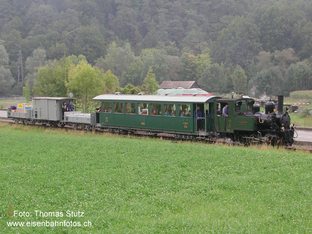 Dampfzug
Zum 100-Jahr-Jubiläum immer noch im Einsatz ist die WB-Dampflok Nr. 5 "G. Thommen" mit passendem Wagenmaterial. Im Sommer finden jeweils öffentliche Dampffahrten auf der WB statt.
