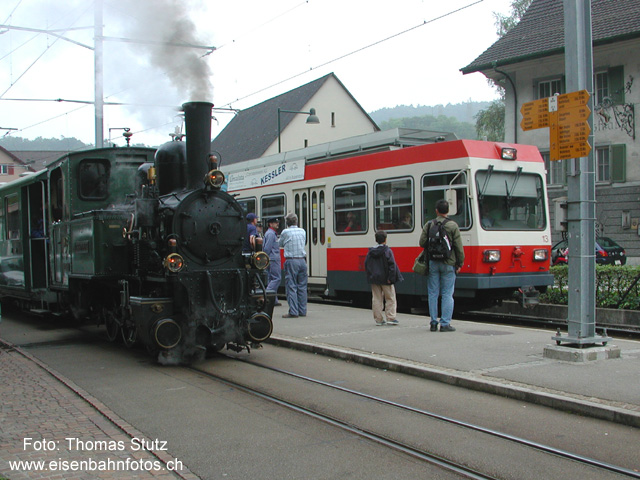 WB - alt und neu
Überholung in Hölstein. Der Dampfzug wird von einem Regionalzug ("Linie 19" der Regio-S-Bahn Basel!) Richtung Waldenburg überholt. Da auf der 13 km langen, durchgehend einspurigen Strecke die Züge im Halbstundentakt (Mo - Fr zu den Spitzenzeiten sogar im Viertelstundentakt) verkehren, sind für die Dampfzüge 1 - 2 Überholungen unumgänglich.
