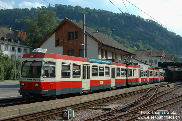 Klimaanlage
Auch bei der Waldenburgerbahn werden in den Führerständen Klimaanlagen eingebaut. Dazu erhalten die Fahrzeuge einen entsprechenden Aufsatz über dem Führerstand. Noch sind nicht alle Fahrzeuge damit ausgerüstet.
