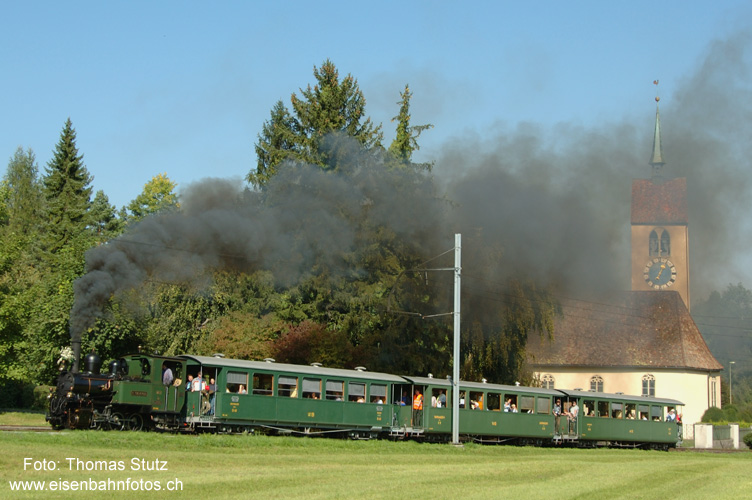 Kirche St. Peter mit Dampfzug (2)
Nach der Durchfahrt ist vorübergehend nicht mehr viel von der Kirche zu sehen ...
