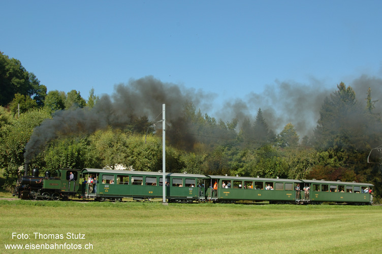 Dampfzug vor Oberdorf (1)
Das Bild täuscht nicht. Zwischen der Kirche und der Station Oberdorf Winkelweg ist aufgrund der Steigung volle Leistung der Dampflok gefragt.
