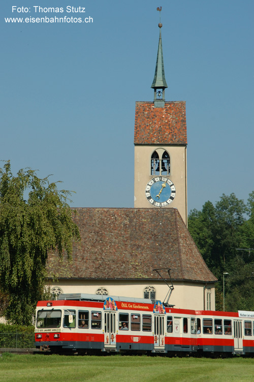 Kirche St. Peter mit Regionalzug (1)
