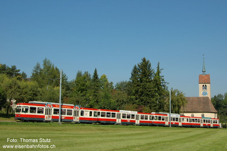 Kirche St. Peter mit Regionalzug (2)
