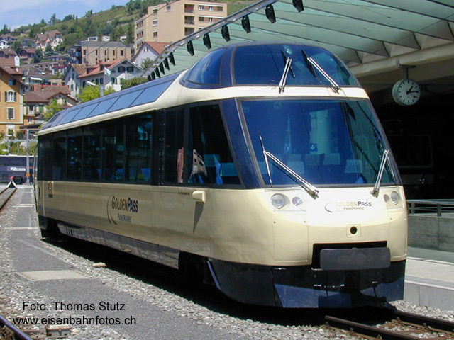 Golden Pass Panoramic
Der Golden Pass Panoramic der MOB vermittelt den Reisenden wohl den besten Ausblick auf die Strecke aus Lokführersicht. Hier befinden sich die Fahrgäste sogar vor (bzw. unter) dem Lokführer. Im Bahnhof Montreux treffen sich Bahnen mit 3 unterschiedlichen Spurweiten: SBB 1435 mm, MOB 1000 mm, MTGN (Rochers-de-Naye) 800 mm.
