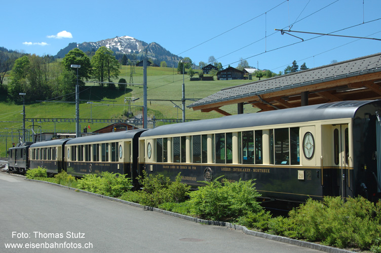 vor Abfahrt in Zweisimmen
In Richtung Montreux befinden sich die 3 Wagen an der Zugspitze, am Zugschluss befinden sich noch 2 normale 2.Klass-Wagen.
