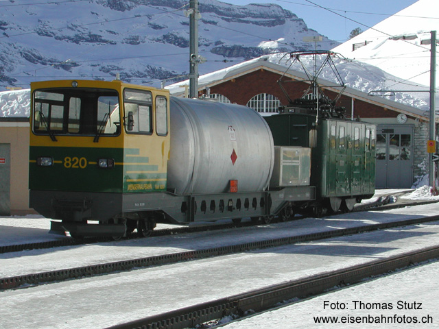 "Güter-Steuerwagen" der WAB
Eher seltene Fahrzeuge findet man bei der Wengernalpbahn. Dieser "Güter-Steuerwagen" hat Heizöl von Lauterbrunnen auf die Kleine Scheidegg gebracht. Daneben verfügt die Bahn über einige weitere, ähnliche Steuerwagen. Schliesslich erfolgt auch die Versorgung von Wengen ausschliesslich über die Bahn, was entsprechende Gütertransporte auslöst.
