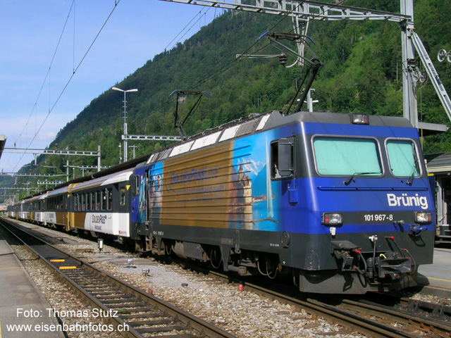"Golden Pass Panoramic" am Brünig
Schnellzug 2465 "Golden Pass Panoramic" Interlaken Ost - Luzern mit passender Lok.
