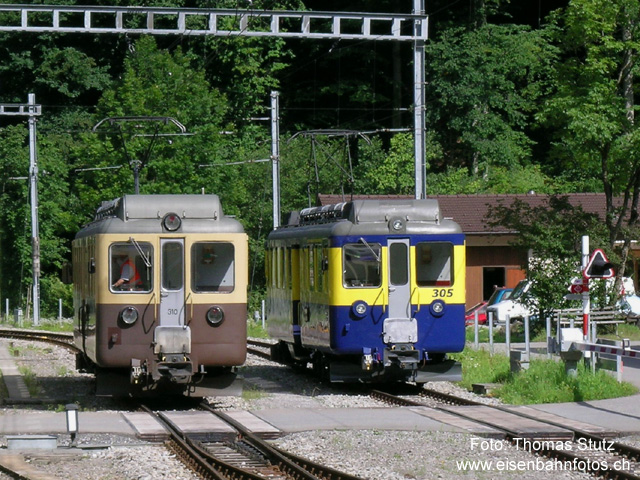 ABeh 4/4 in alter und neuer Farbe
2 Triebwagen, die am Vormittag Zusatzzüge gefahren haben, sind in Zweilütschinen am Rangieren.
