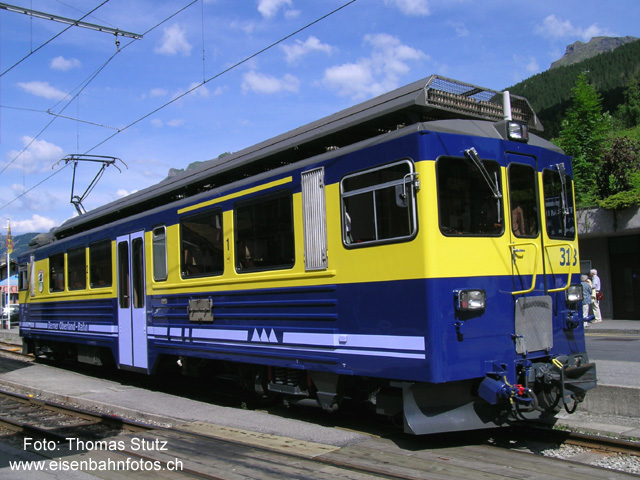 ABeh 4/4 II 313
Der ABeh 4/4 II 313 in den neuen BOB-Farben (Revisionsdatum: 10.06.04) beim Umfahren in Grindelwald.
