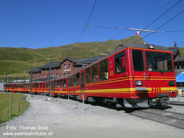 Jungfraubahn neu
2 Doppeltriebwagen in Doppeltraktion vor der Abfahrt aufs Jungfraujoch. Der BDhe 211 trägt den Namen "Adolf Guyer-Zeller".
