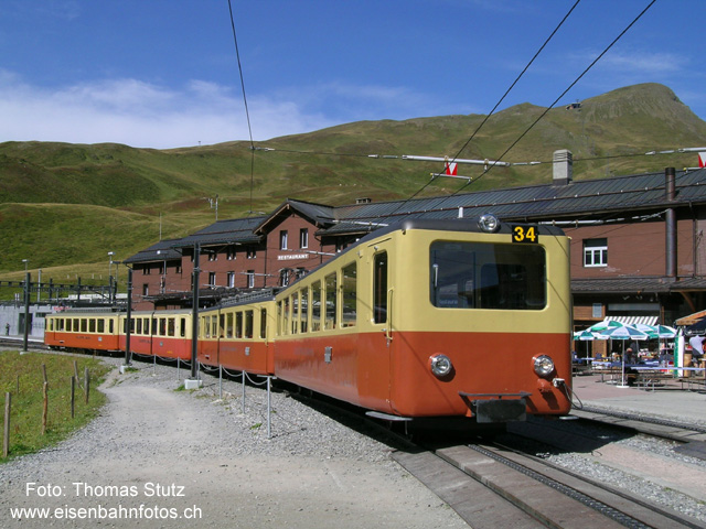 Jungfraubahn alt
Zwei alte Züge, noch in der alten Farbgebung.
