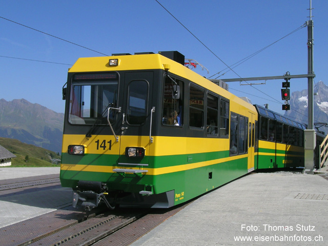 Niederflur-Panorama-Zug
2 von 4 neuen Niederflur-Panorama-Zügen von Stadler sind zwischen Grindelwald und Kleine Scheidegg unterwegs.
