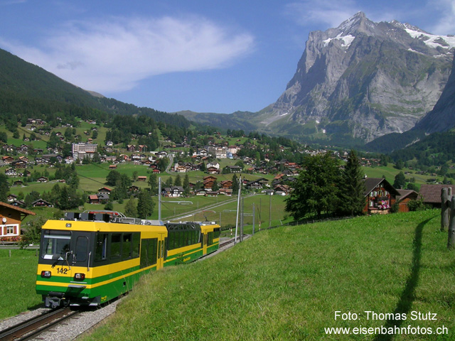 Grindelwald
Niederflur-Panorama-Zug auf der Talfahrt. Nach einem Halt am Depotstandort Grund und dem Fahrrichtungswechsel gehts auf der im Hintergrund sichtbaren Strecke nach Grindelwald.
