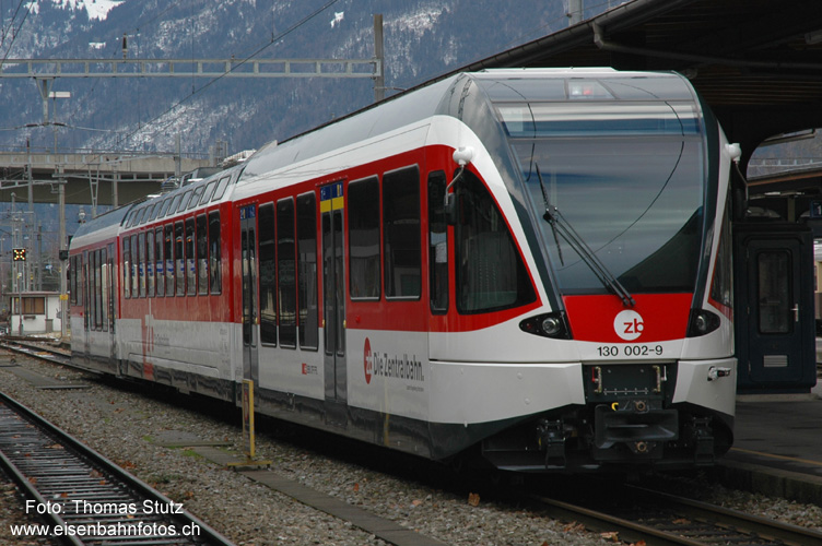 SPATZ in Interlaken
Der SPATZ ist das erste Fahrzeug, das bereits im Zentralbahn-Design abgeliefert wird. Wie bei den neuen WAB-Fahrzeugen ist der Mittelteil mit Panoramafenstern ausgestattet.

