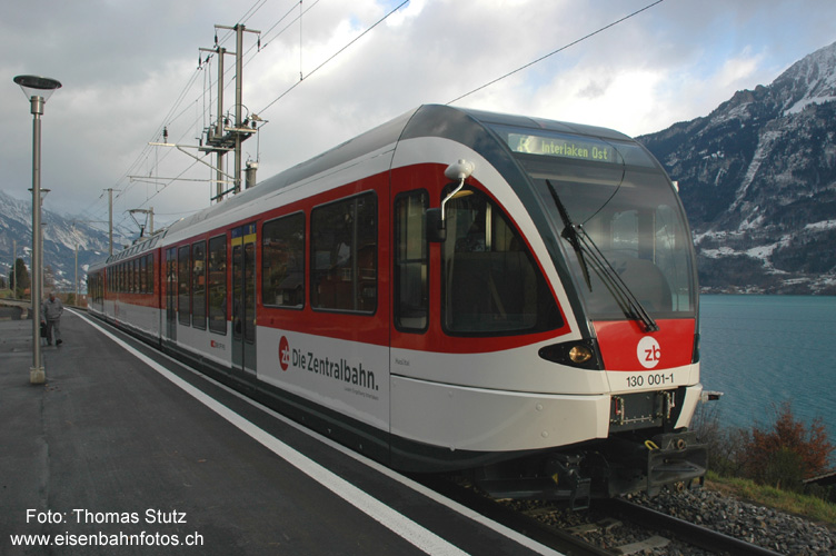 SPATZ in Niederried
SPATZ in Niederried (am Brienzersee), die letzte Haltestelle vor der planmässigen Kreuzung mit dem Gegenzug. Die "Spatzen" sind im Kursbuch am Panoramawagen-Symbol zu erkennen. Im Gegensatz zum Golden Pass Panoramic (Panoramawagen nur 1. Klasse) können hier nur die Reisenden der 2. Klasse die Panoramaaussicht geniessen. Auch die "Spatzen" beteiligen sich am beliebten Wettbewerb "Wie designt man Fahrzeuge so, dass die 1. Klasse von aussen möglichst gut versteckt ist?"
