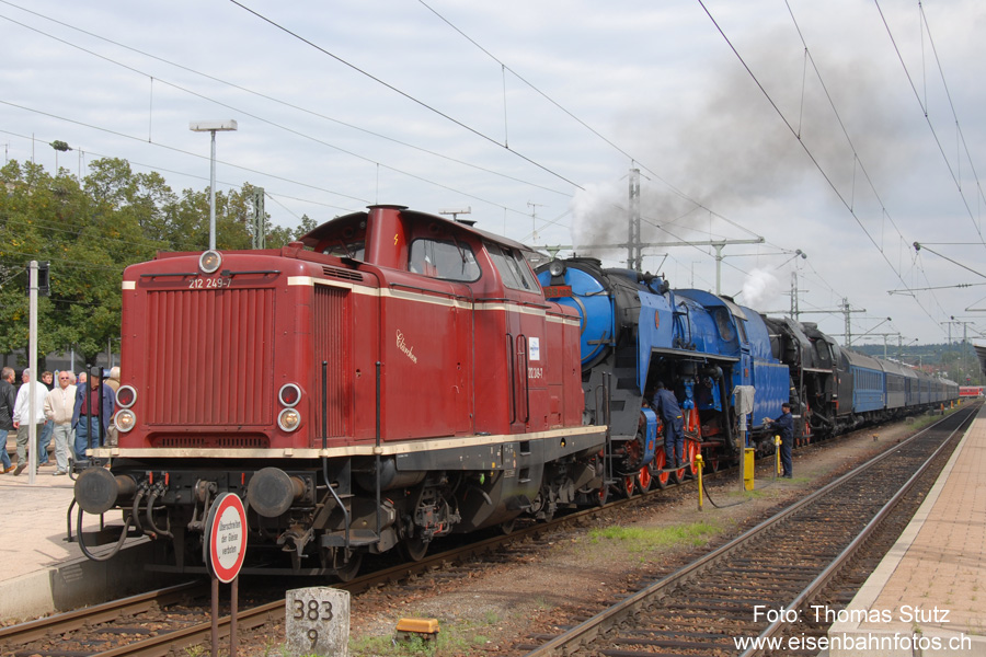 Diesel-Vorspann
An der Spitze des tschechischen Dampfzuges auf der Fahrt zum Gotthardjubiläum war nicht mehr wie am Vortag die 41 018, sondern eine Diesellok von Lokomotion.
