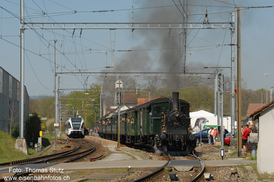 Abfahrt in Marthalen
In Marthalen geht die Fahrt für den Dampfzug nach einer Überholung und einer Kreuzung weiter.
