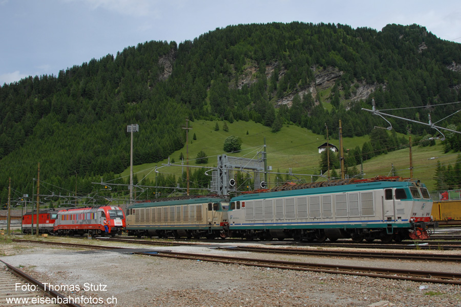 ÖBB-Loks stellen FS-Loks weg
Ohne Einsatz der Rangierlok können die ankommenden Zugloks (FS) auch durch die abgehenden Zugloks (ÖBB) weggestellt
und in den anderen Bahnhofteil zurückgestossen werden.
