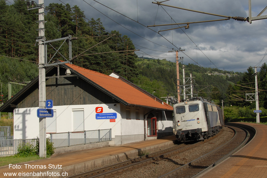 Haltestelle Unterberg-Stefansbrücke
Eine schöne S-Kurve und die genau richtige Sonneneinstrahlung veranlassen mich auf der Fahrt nach Innsbruck bei der letzten Haltestelle kurzfristig noch einen weiteren Fotohalt einzulegen. Gleich hinter dem Regionalzug folgt auch bereits ein Objekt, dass ich noch auf dem Brenner gesichtet hatte und nicht verpassen wollte.
