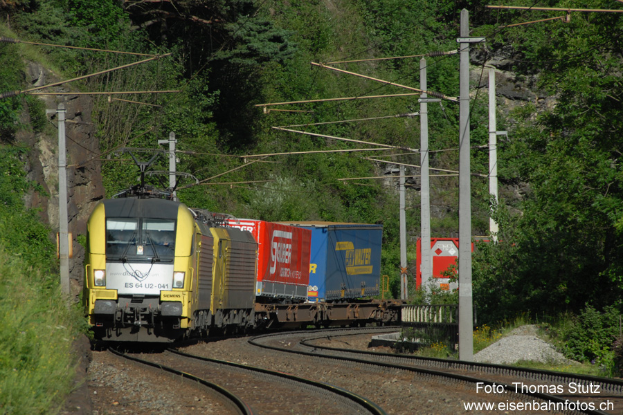3 gelbe Loks an einem Zug
Die auf dem Brenner gesichtete ES 64 U2 "Knorr-Bremse" mit zwei ES 64 F4 (wovon eine abgebügelt) auf der Talfahrt.
Auf Blockdistanz folgt übrigens ein Lokzug mit zwei weiteren gelben Loks. Scheint hier Modefarbe zu sein ...
