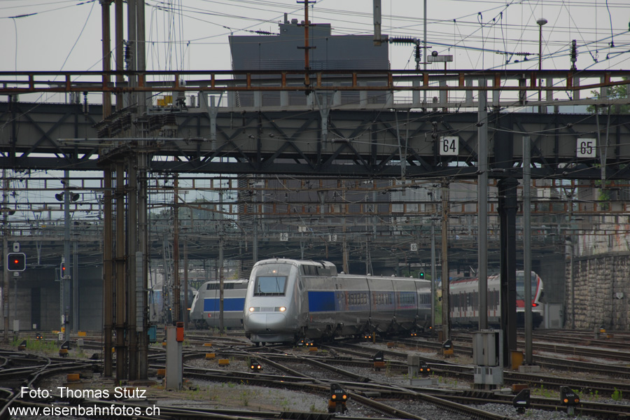 Aufstellen TGV
Noch vor Abfahrt des TEE wurde der TGV-POS für die anschliessende Taufe aufgestellt. Wer beim Aufstellen nicht auf der Perronseite des Zuges stand, konnte das Wappen bereits vorzeitig sehen ...
