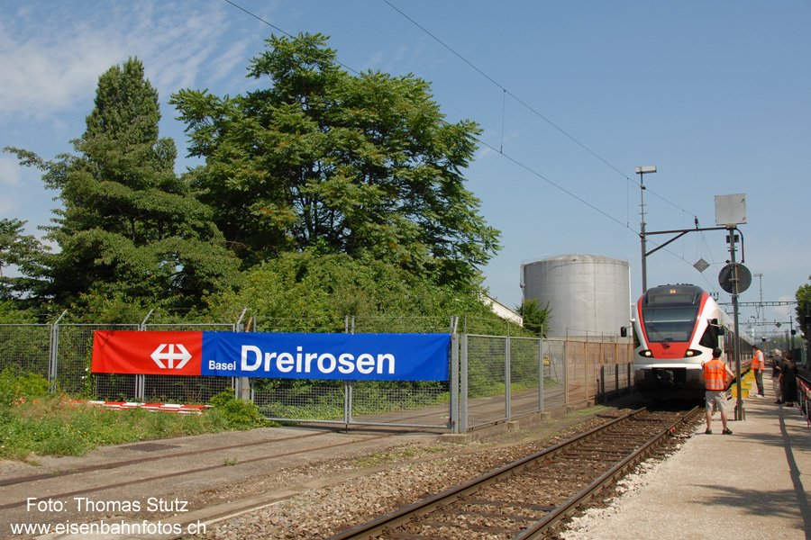 Einfahrt des Shuttle-Zuges
Zentimetergenau wurde der Zug eingewiesen, damit die Türen extakt bei den installierten Treppen zum Stillstand kam.

