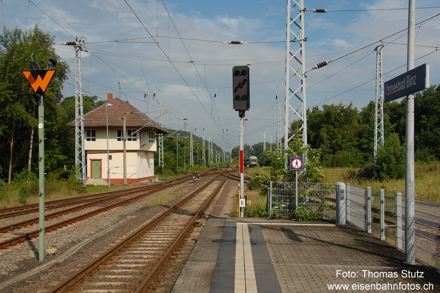 Ausfahrt Richtung Lietzow
Am Morgen fahren innerhalb kurzer Zeit 2 IC-Züge ab Binz. Der IC "Rügen" nach Stuttgart wartet noch im Abstellgleis,
bis der IC "Pommersche Bucht" nach Düsseldorf abgefahren ist.
