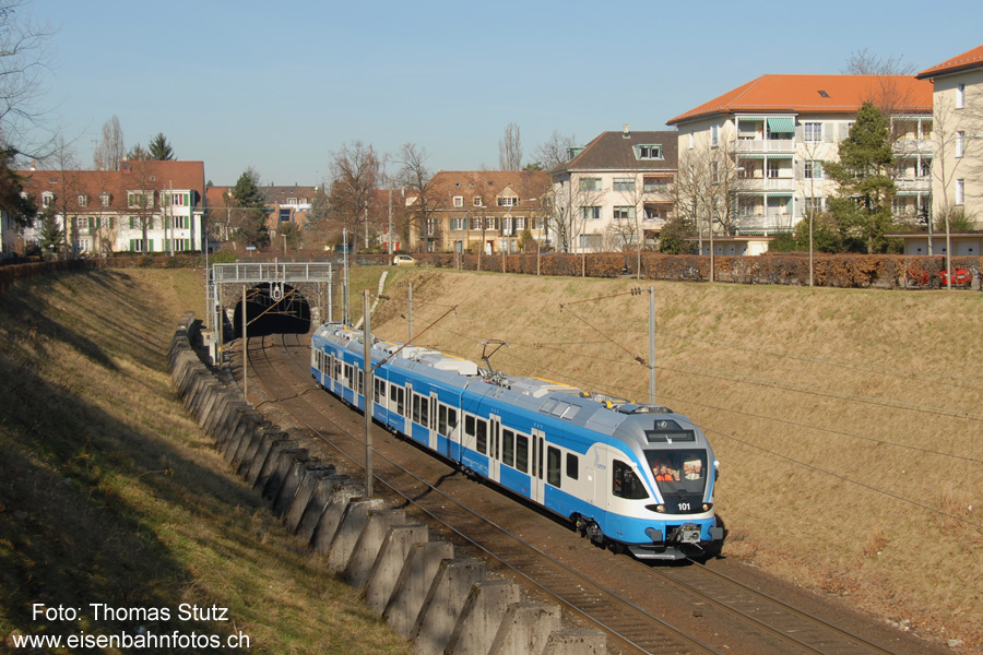 Fahrt auf dem linken Gleis
Normalerweise gilt ab Basel SBB Richtung Frankreich bei der Gleisbenützung der Rechtsbetrieb.
Aus fotografischer Sicht wäre allerdings für diese Fahrt das linke Gleis besser geeignet ...
Zu meiner Freude folgt der Zug auch tatsächlich auf dem linken Gleis. Allerdings nicht speziell für die Fotografen,
sondern weil kurz nachher auf dem anderen Gleis ein Güterzug in gleicher Richtung folgt.
